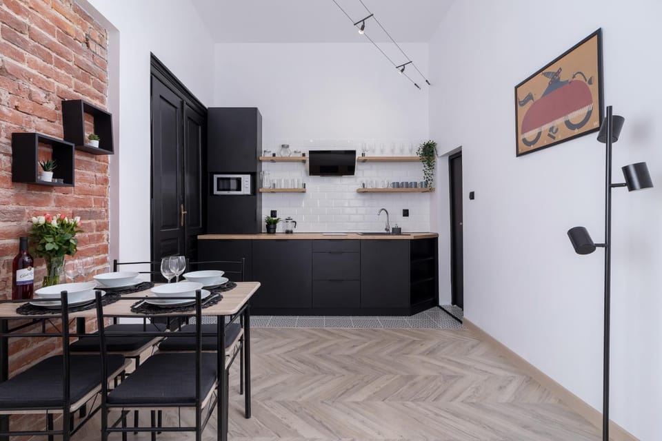 Kitchen or kitchenette, Dining area