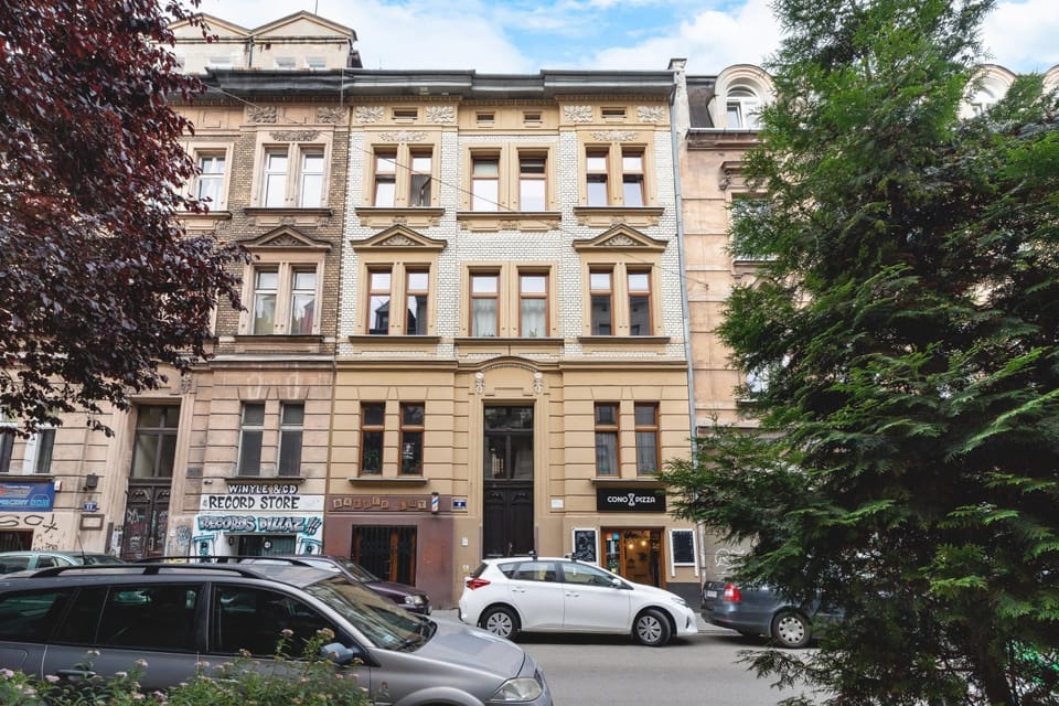 Property building, Neighbourhood
