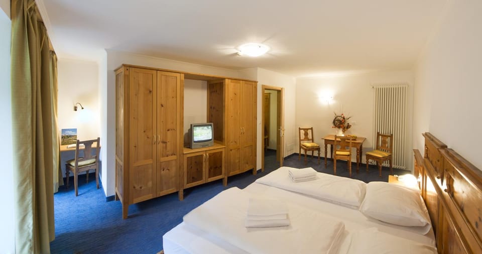 Bed, TV and multimedia, Photo of the whole room, Bedroom, wardrobe