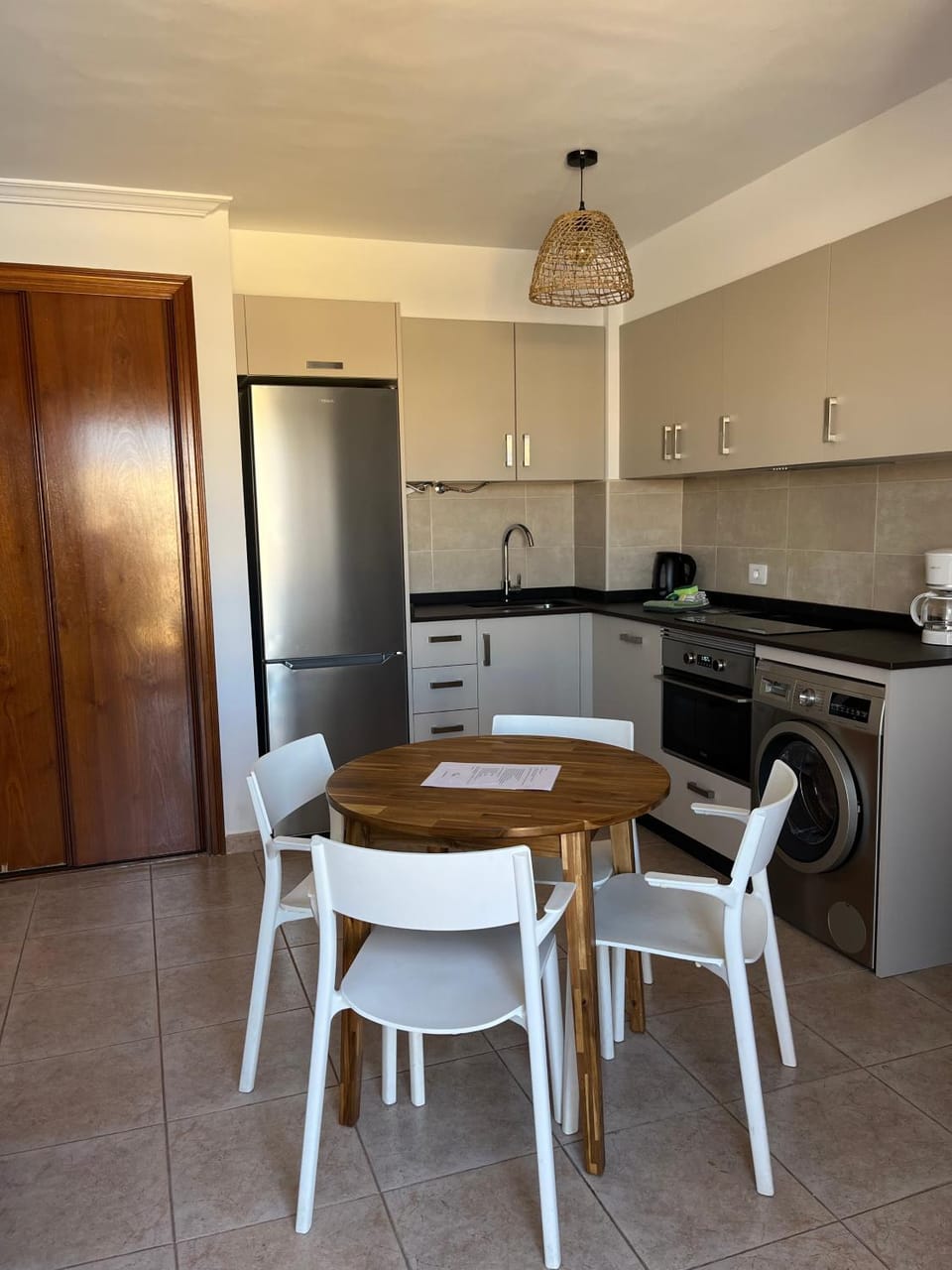 Property building, Kitchen or kitchenette, Dining area, Breakfast, dishwasher, minibar, pet friendly, stove, washing machine