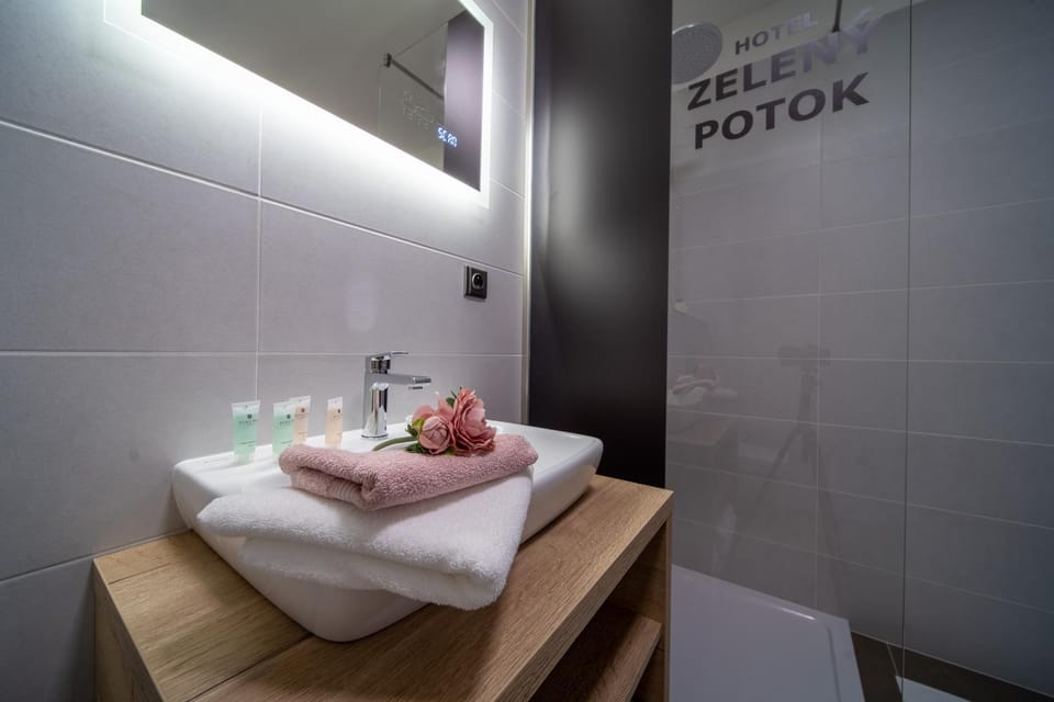 Shower, Bathroom, towels