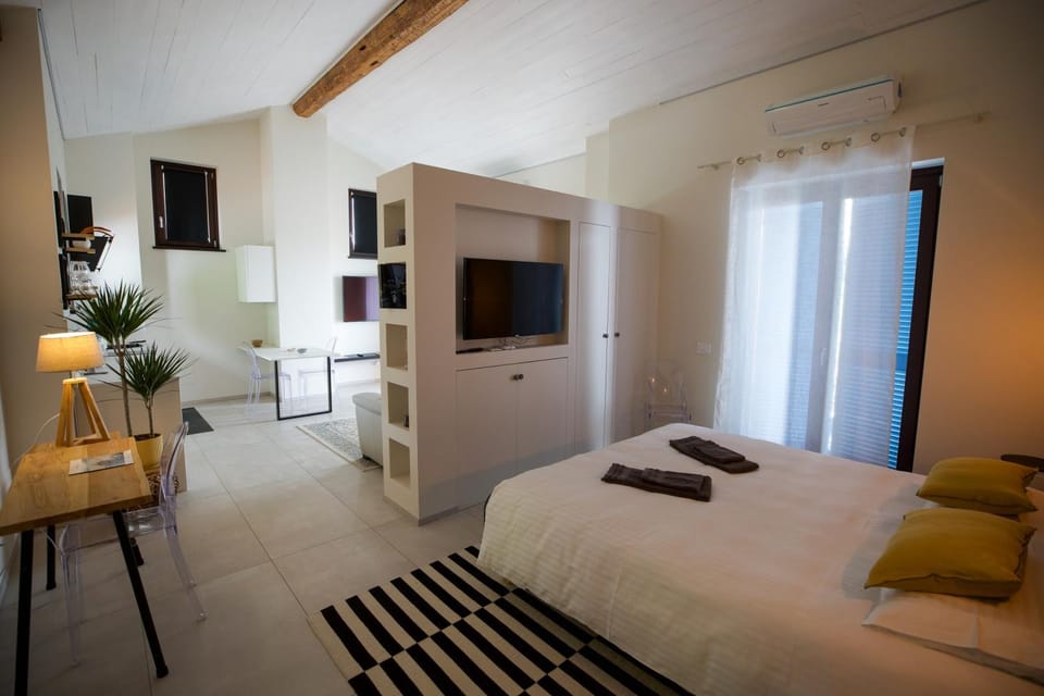 Bed, TV and multimedia, Living room, Photo of the whole room, Bedroom