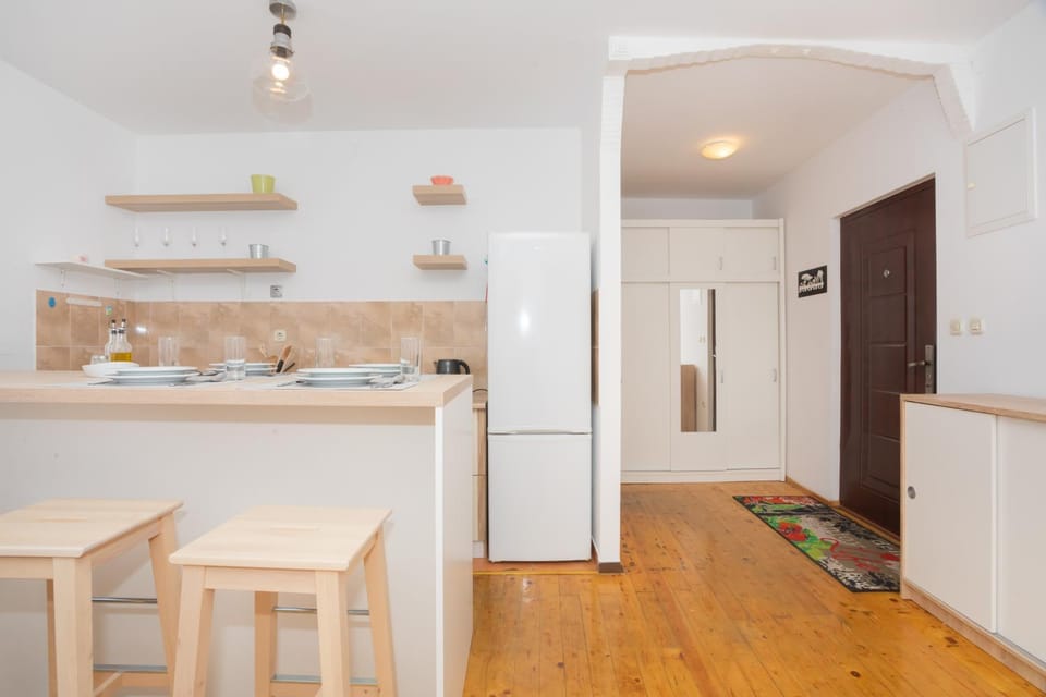 Kitchen or kitchenette, Dining area, oven, stove