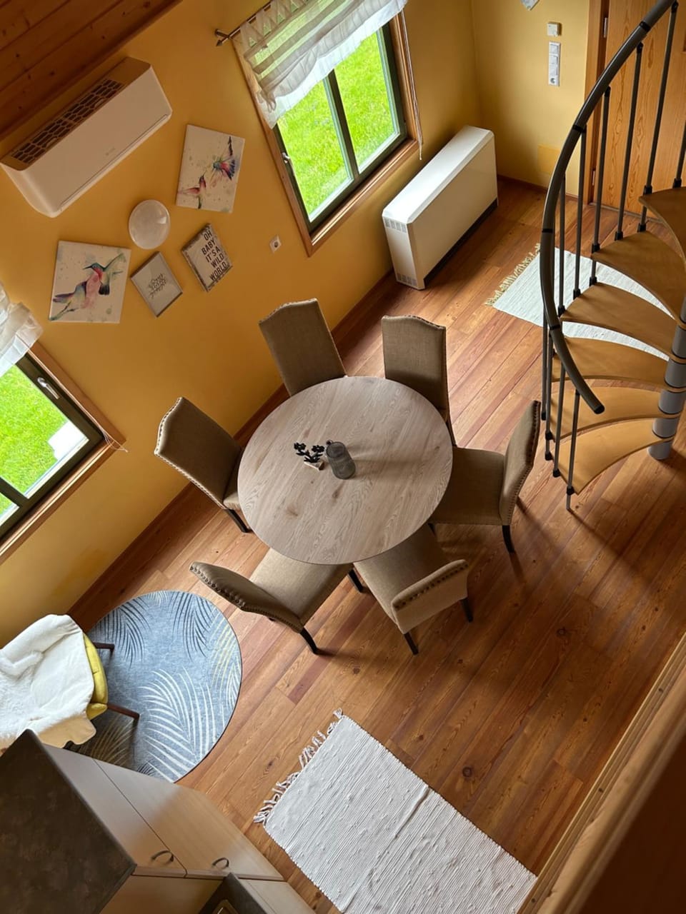 Seating area, Dining area