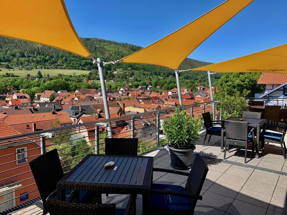 Restaurant/places to eat, Balcony/Terrace