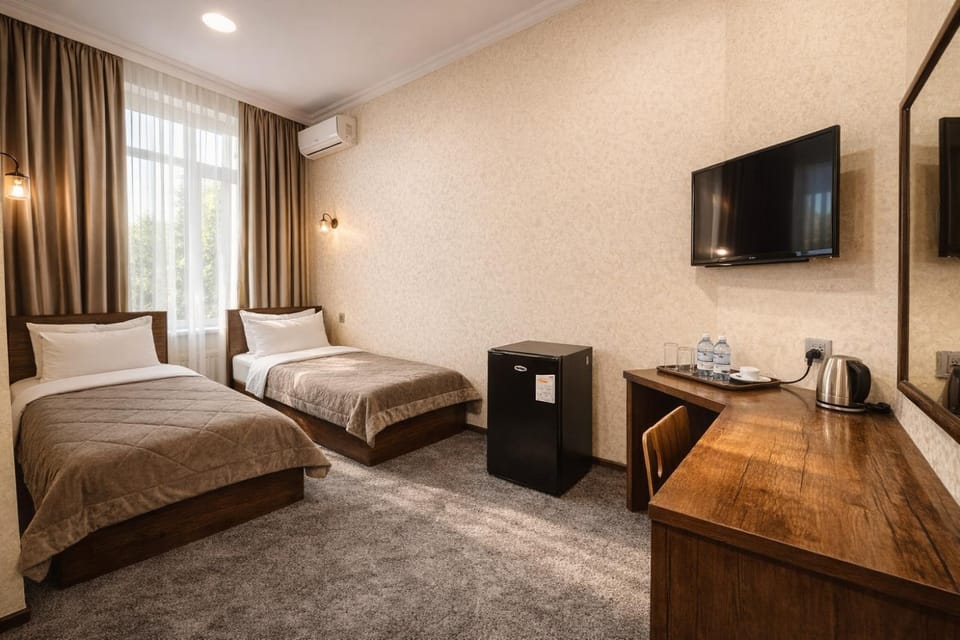 Bed, TV and multimedia, Photo of the whole room, Bedroom