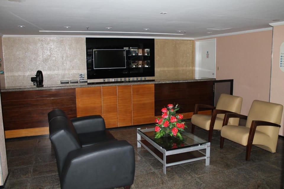Staff, Nightclub / DJ, Living room, Lobby or reception, Lounge or bar, Seating area