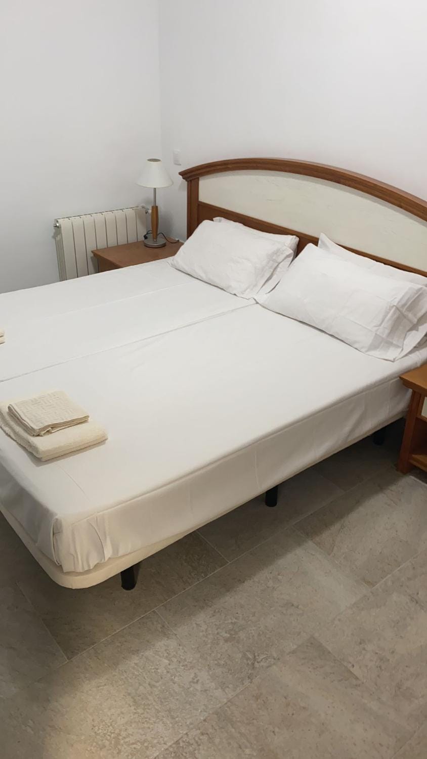 Bed, towels