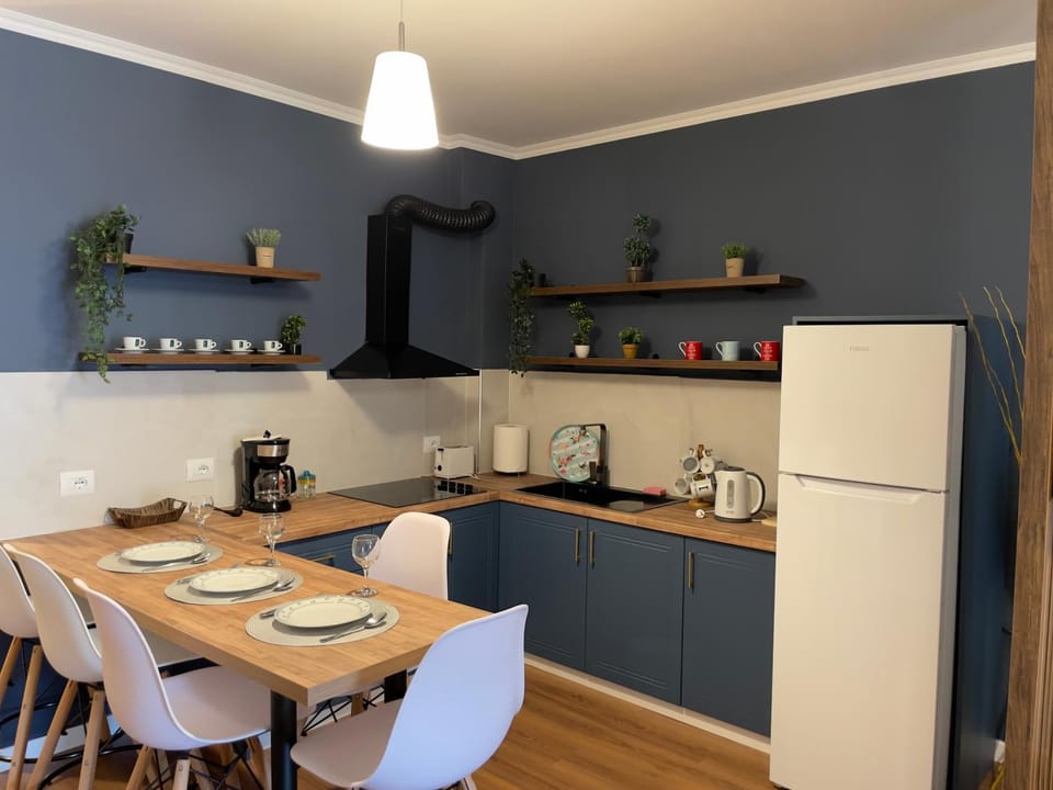 Kitchen or kitchenette, Dining area