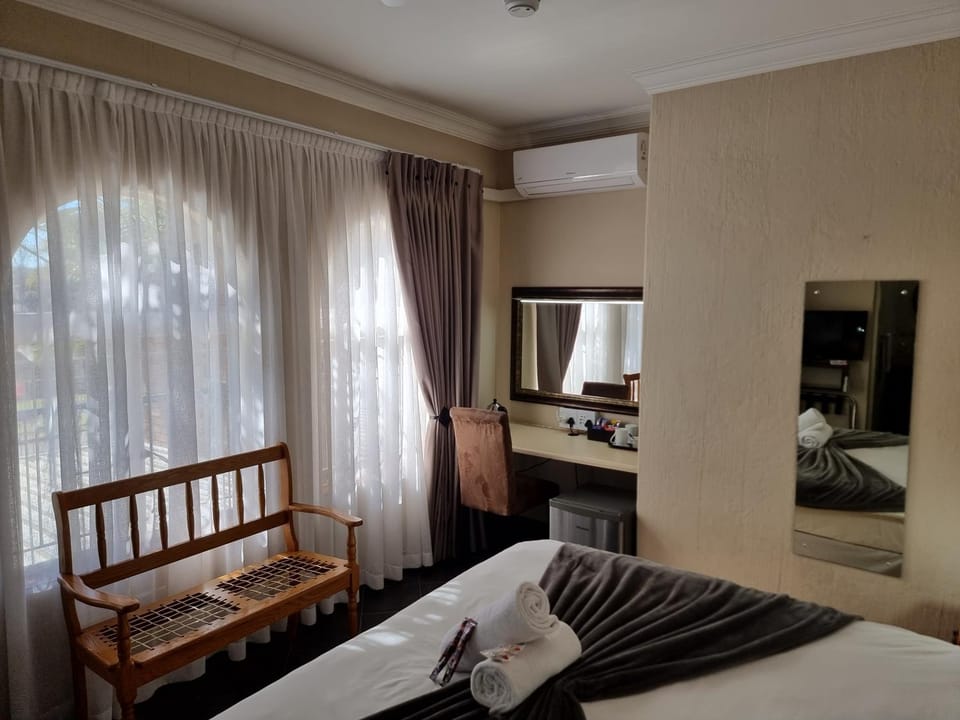 Bed, Photo of the whole room, Bedroom, air conditioner