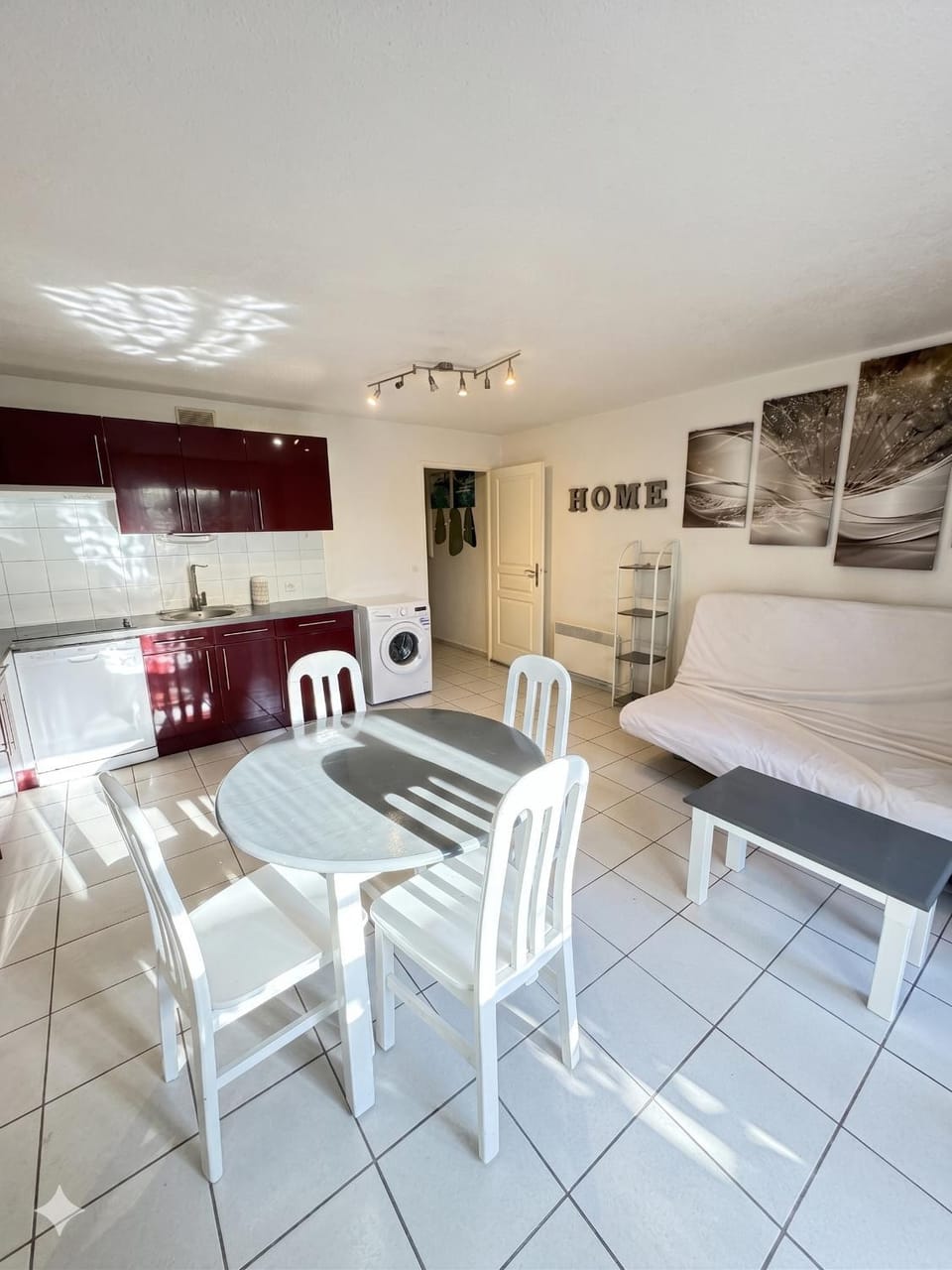 Kitchen or kitchenette, Seating area, Dining area