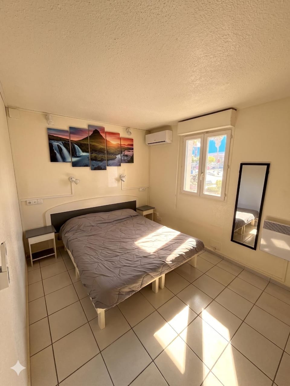 Bedroom, air conditioner