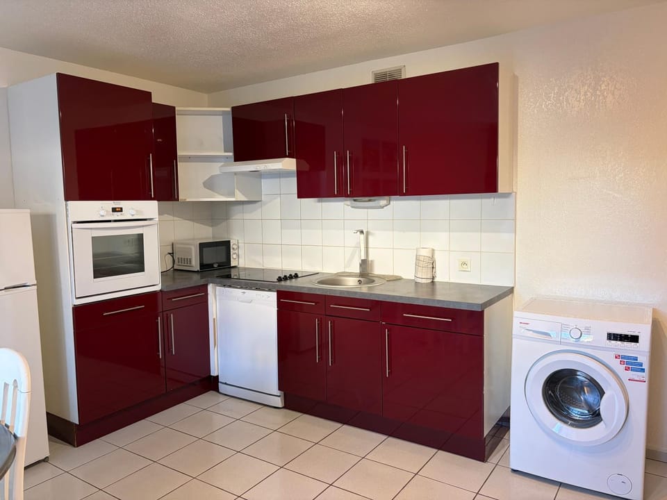 Kitchen or kitchenette, dishwasher, oven