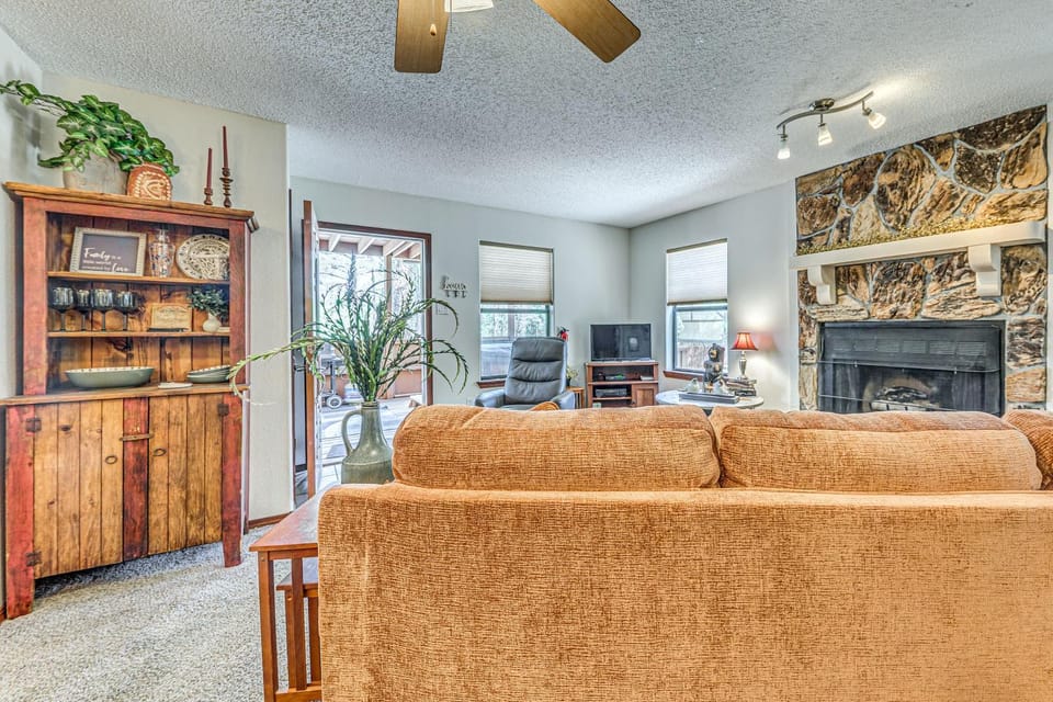 Condo w/ Hot Tub ~ 4 Miles to Ruidoso Winter Park! House in Ruidoso