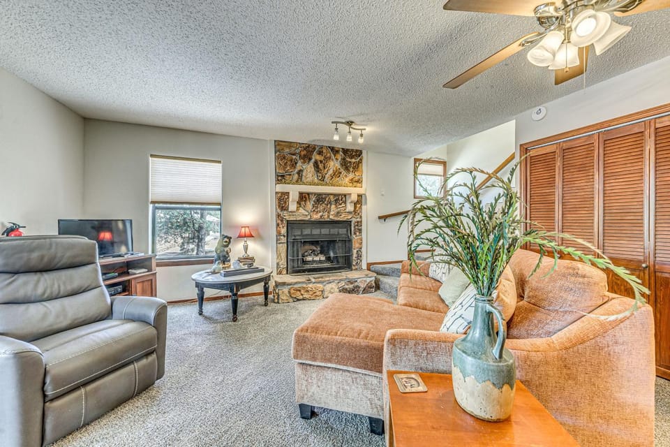 Condo w/ Hot Tub ~ 4 Miles to Ruidoso Winter Park! House in Ruidoso