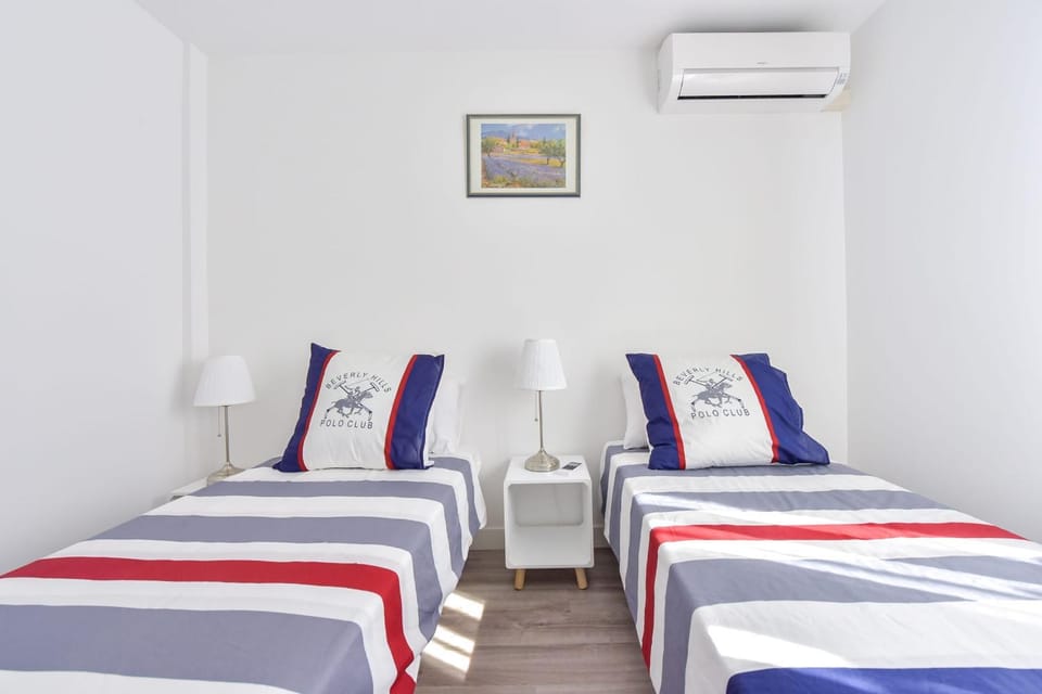 Bed, Photo of the whole room, Bedroom, air conditioner