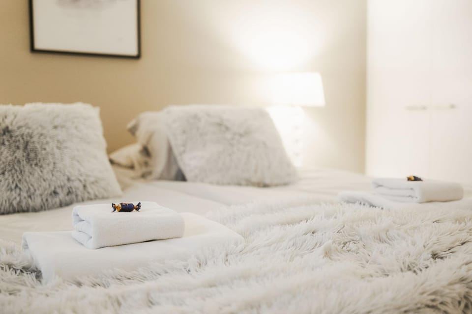 Bed, Bedroom, towels