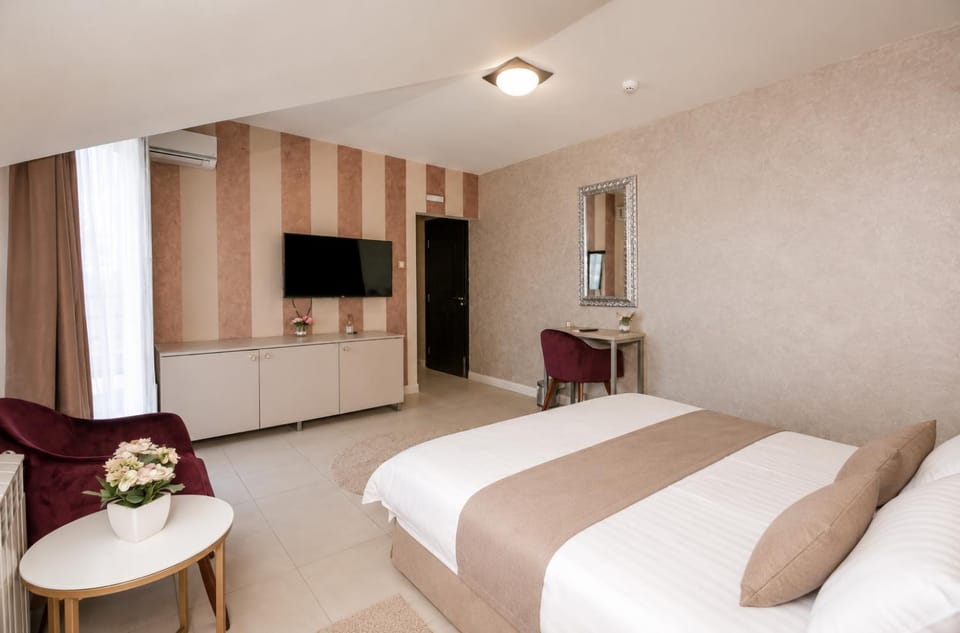 Bed, TV and multimedia, Photo of the whole room, Evening entertainment, Bedroom, hair dryier, air conditioner