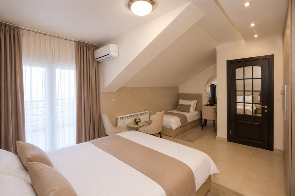 Bed, TV and multimedia, Balcony/Terrace, Photo of the whole room, Evening entertainment, Bedroom, hair dryier, wardrobe, air conditioner