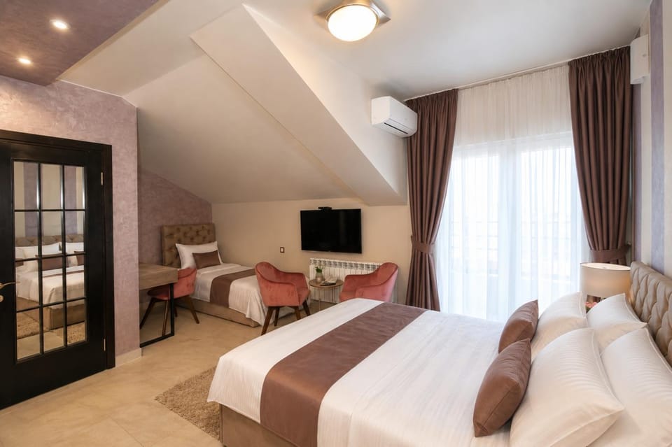 Bed, TV and multimedia, Photo of the whole room, Evening entertainment, Bedroom, hair dryier, wardrobe, air conditioner