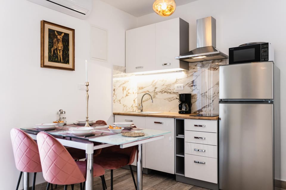 Kitchen or kitchenette, Dining area, minibar, stove