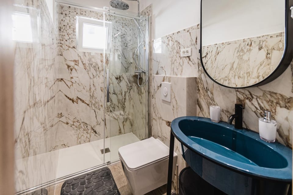 Shower, Toilet, Bathroom, towels