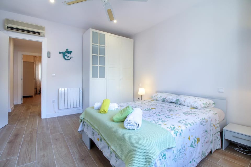 Bed, Photo of the whole room, Bedroom, air conditioner
