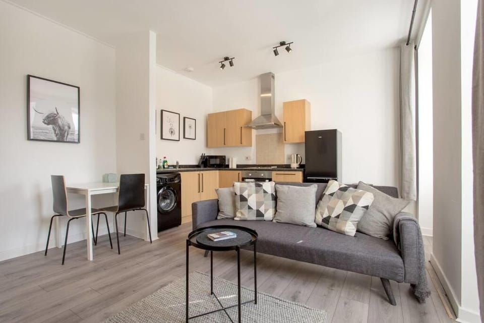 Modern & bright 1 bed for 4 close to city centre! Apartment in Edinburgh