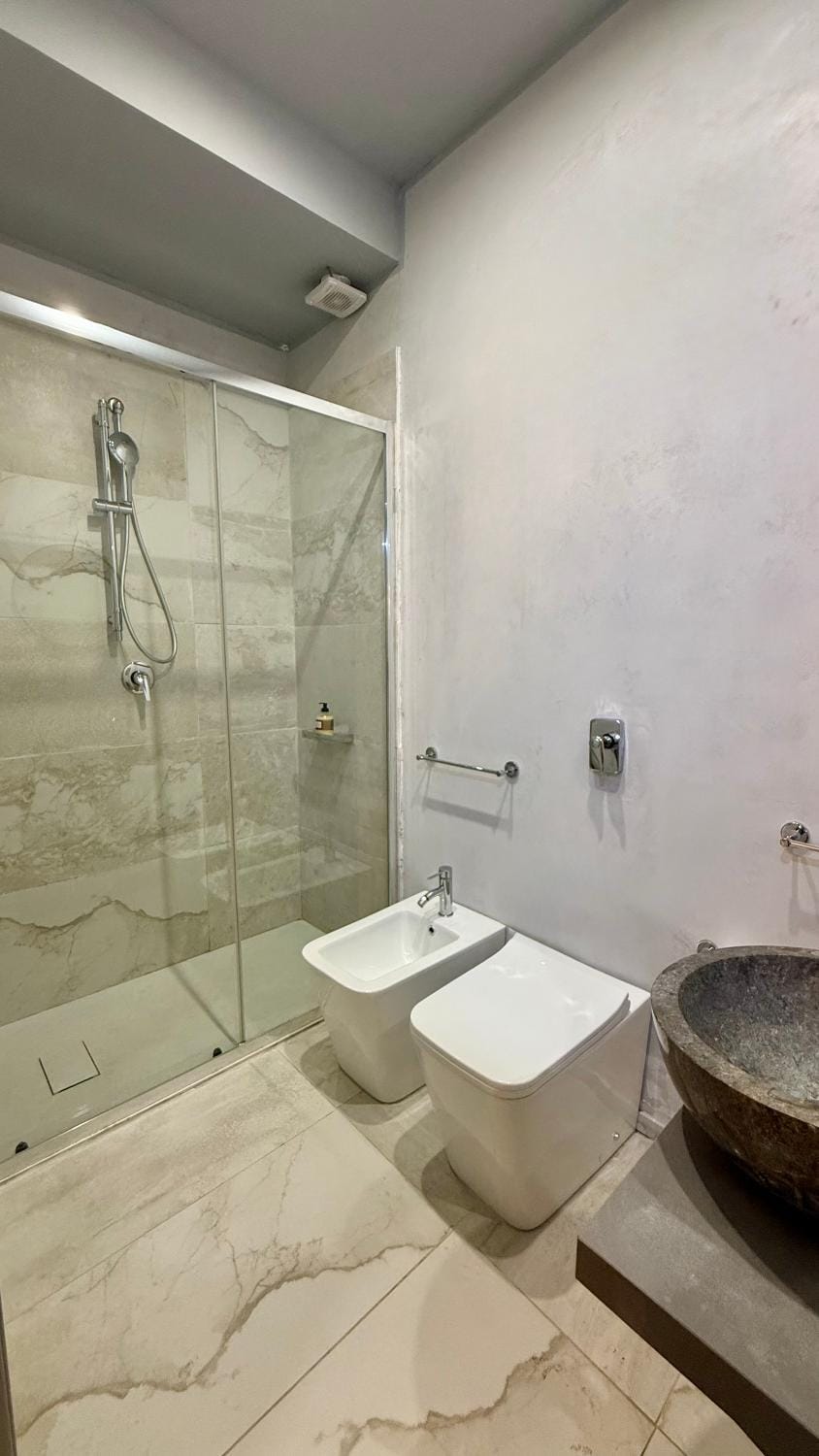Shower, Toilet