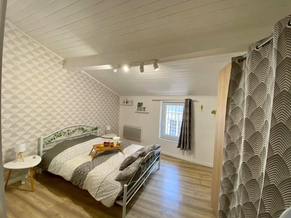 Photo of the whole room, Bedroom
