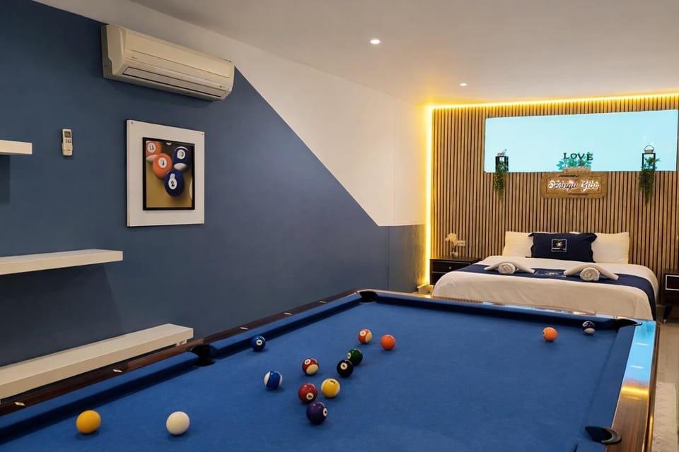 Bed, Billiard, Billiard, Game Room, Photo of the whole room, Bedroom, air conditioner