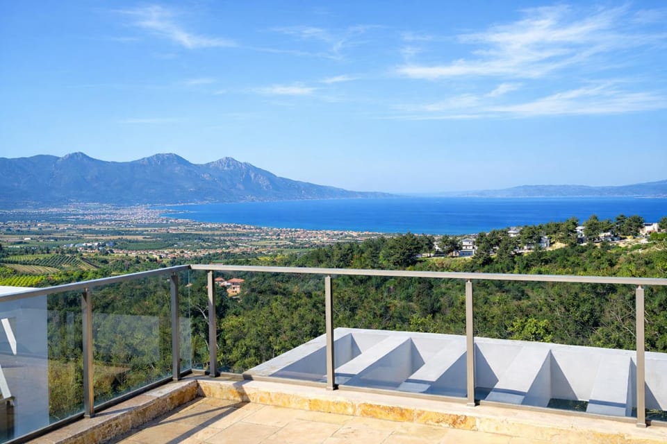 Nearby landmark, Day, Natural landscape, View (from property/room), Balcony/Terrace, Balcony/Terrace, Lake view, Mountain view, Sea view