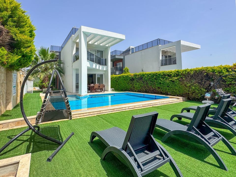 Property building, Patio, Spring, Day, Garden, Garden, Garden view, Pool view, Swimming pool, sunbed