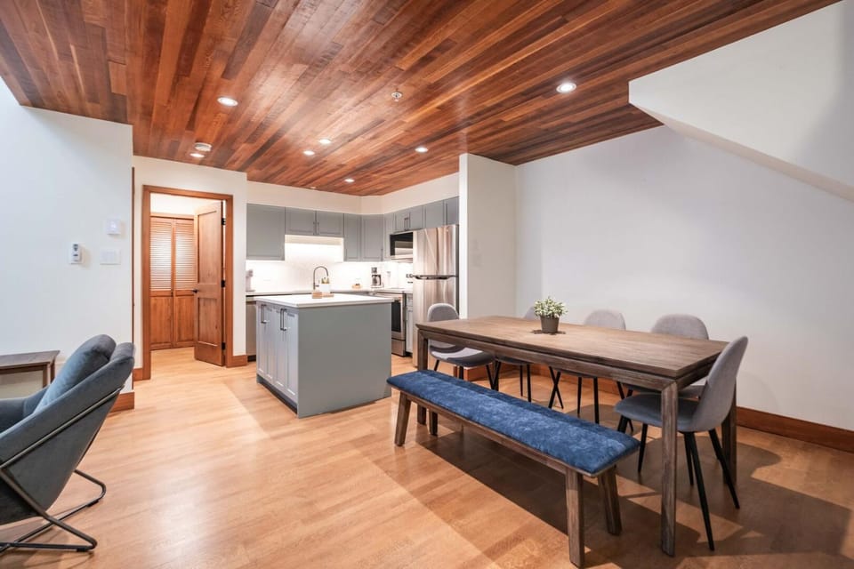 Kitchen or kitchenette, Seating area, Dining area