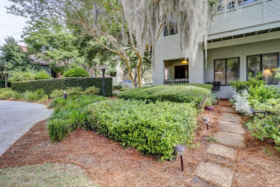 Updated Luxury King Bed Queen Fold Out Couch Beach Gear & Bike Rentals Included House in Hilton Head Island