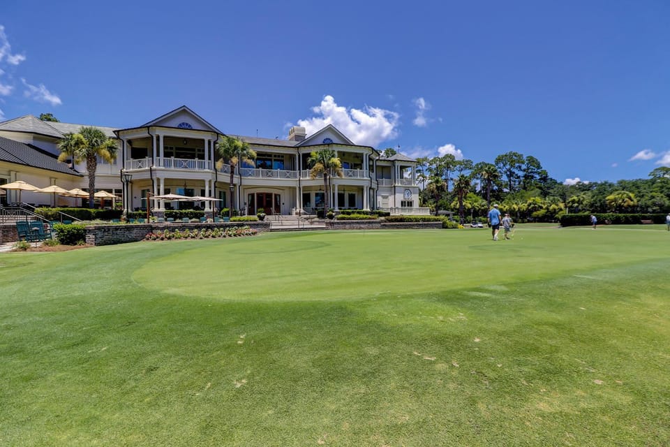 Updated Luxury King Bed Queen Fold Out Couch Beach Gear & Bike Rentals Included House in Hilton Head Island