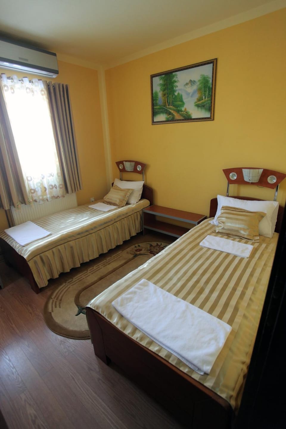 Photo of the whole room, Decorative detail