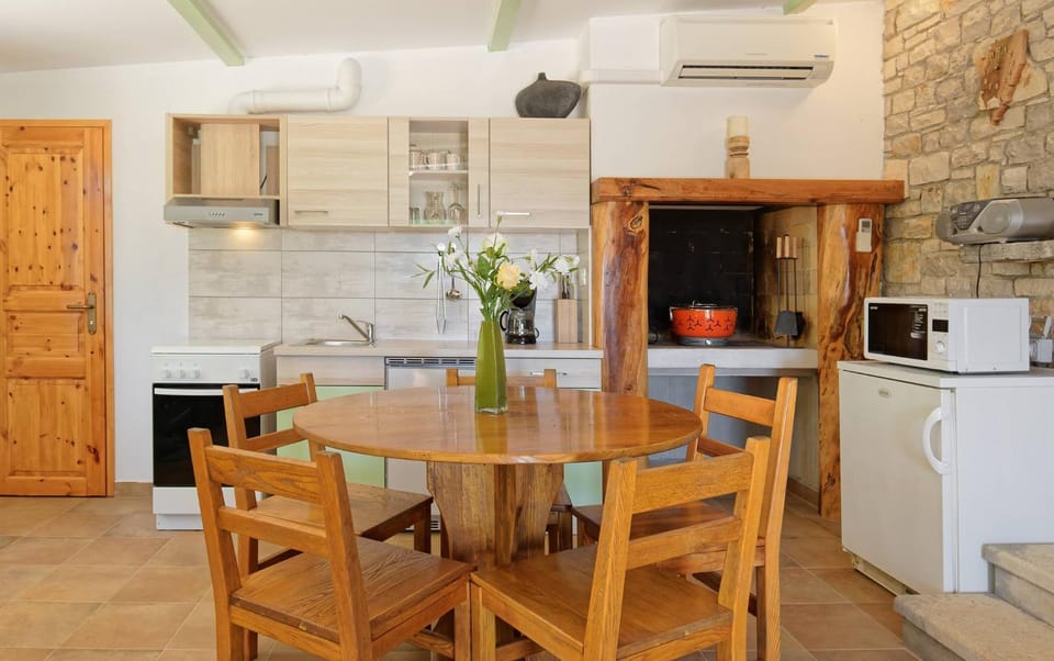 Dining area, kitchen