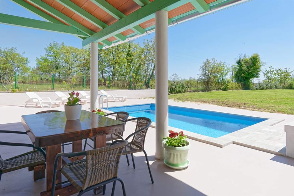 Balcony/Terrace, Dining area, Swimming pool