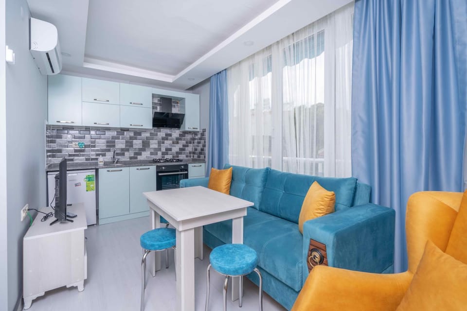 Kitchen or kitchenette, Living room, Seating area, Dining area