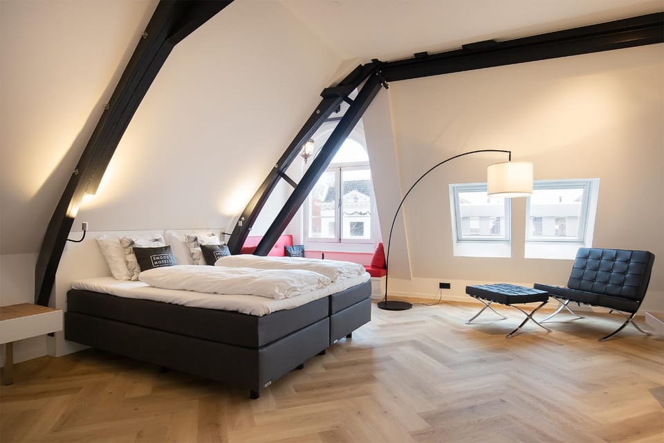 Bed, View (from property/room), Photo of the whole room, Seating area, Bedroom, City view