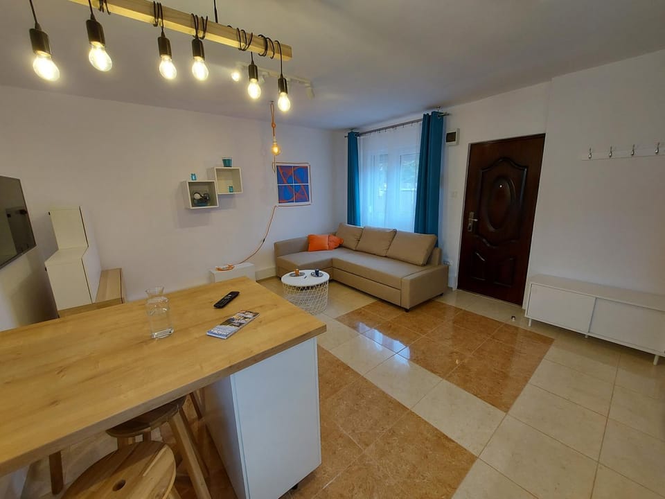 Living room, Seating area, Dining area, locker