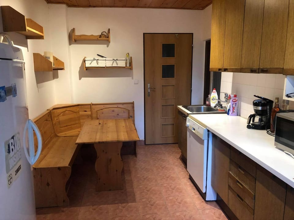 Coffee/tea facilities, Kitchen or kitchenette, Dining area, Communal kitchen