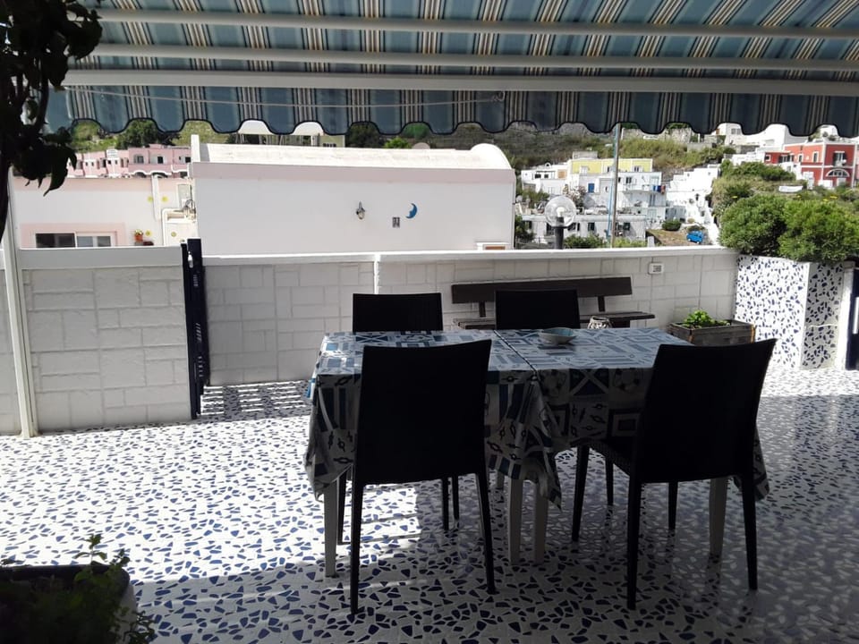 Patio, Day, Balcony/Terrace, Dining area