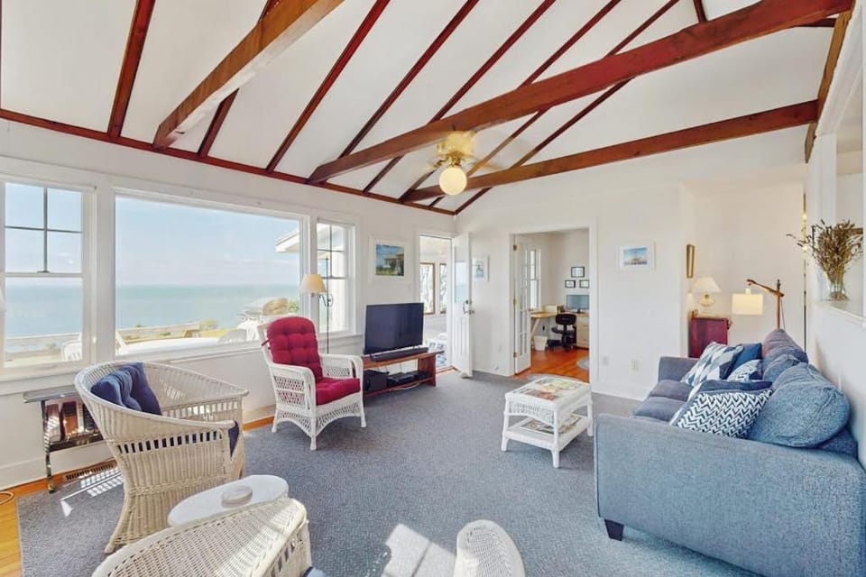 North Fork Waterfront Gem House in East Marion