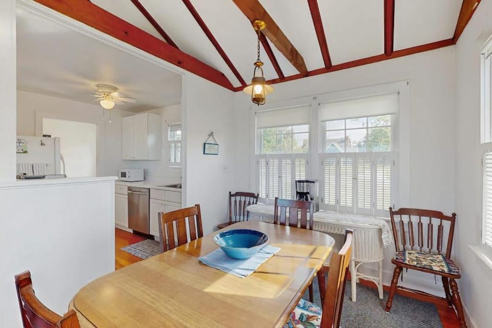 North Fork Waterfront Gem House in East Marion