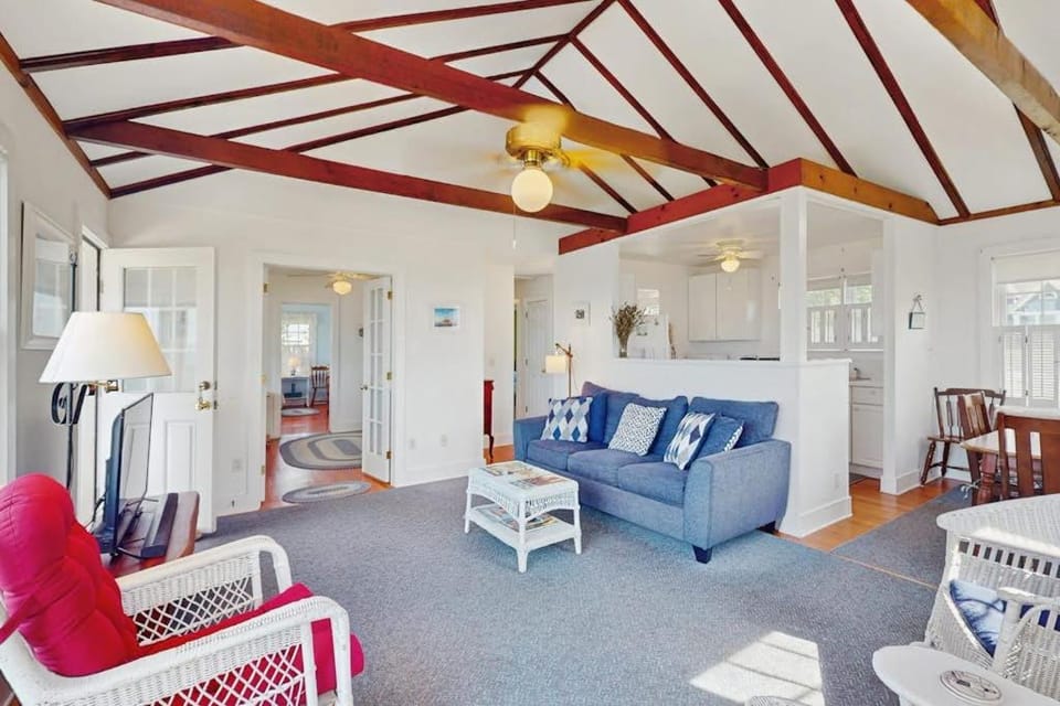 North Fork Waterfront Gem House in East Marion