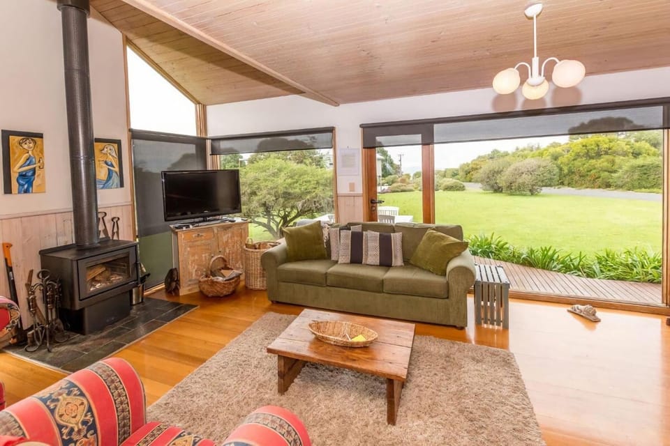 Illangi Beach Retreat Stay 3 Pay 2 Winter Special House in Waratah Bay
