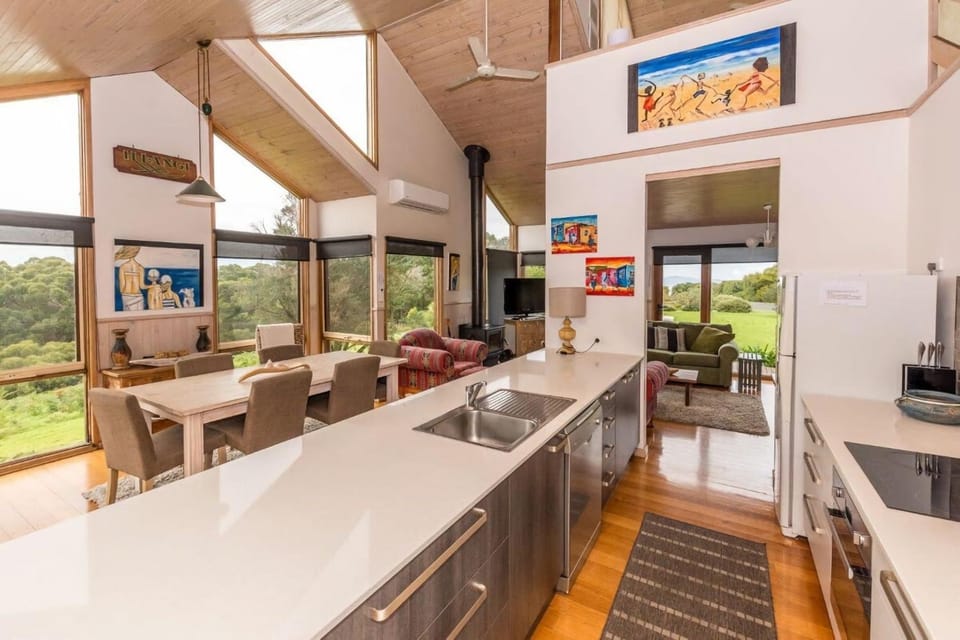 Illangi Beach Retreat Stay 3 Pay 2 Winter Special House in Waratah Bay