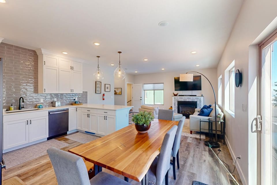 Mtn-View Home w/ Hot Tub & Fire Pit in Brian Head! House in Brian Head